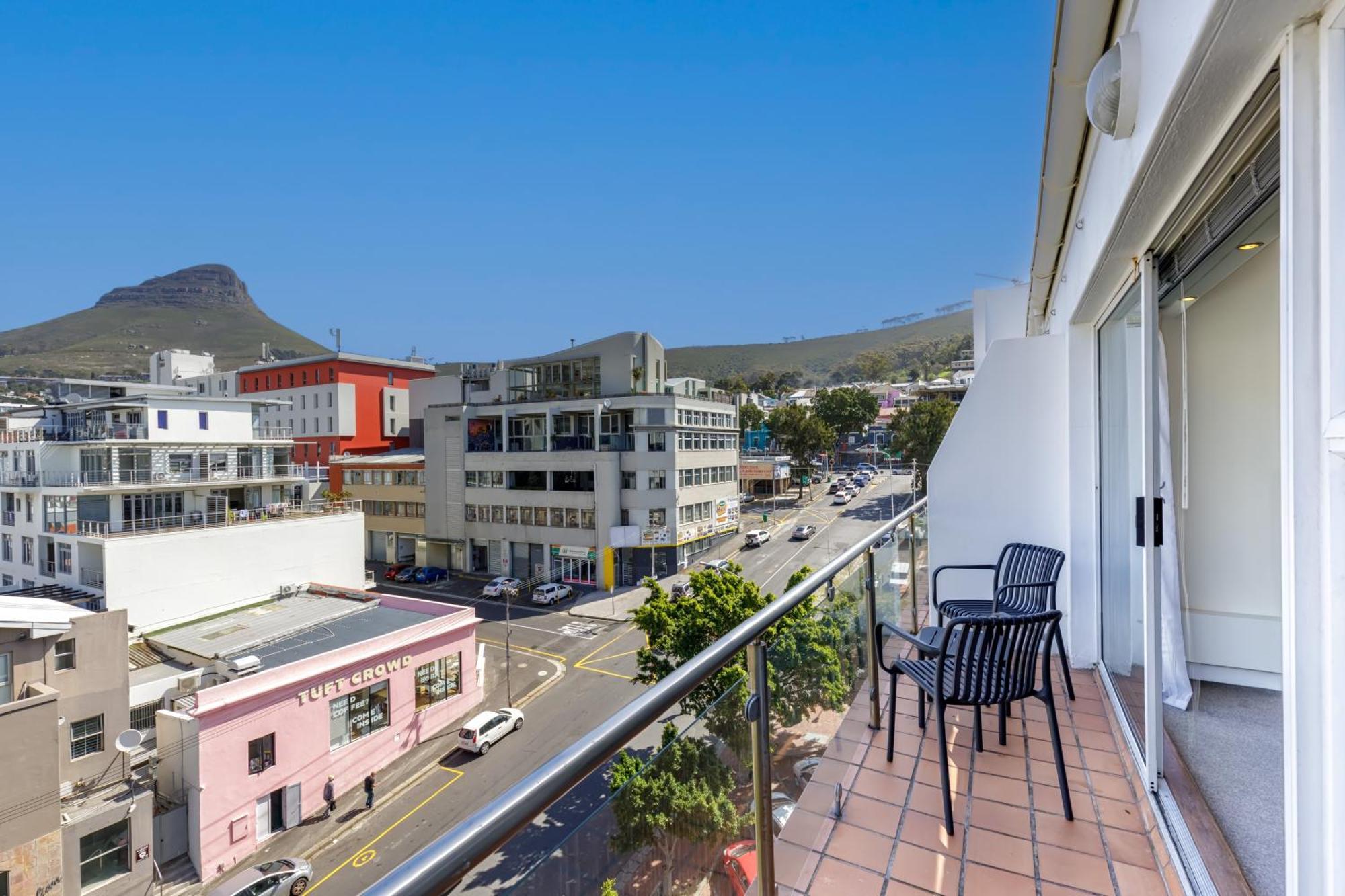 Cbd Loft With Mountain View, Balcony, Aircon, Parking Appartement