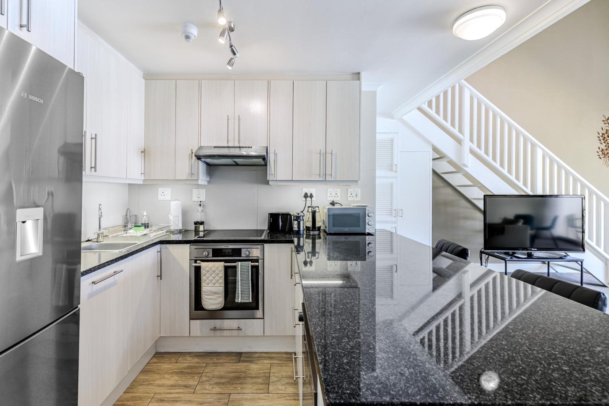 Cbd Loft With Mountain View, Balcony, Aircon, Parking *