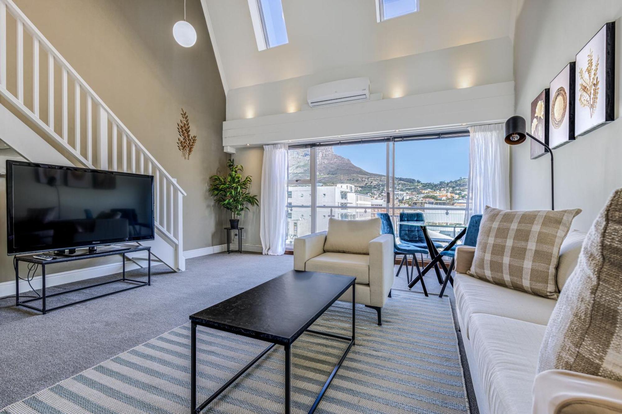 Cbd Loft With Mountain View, Balcony, Aircon, Parking *