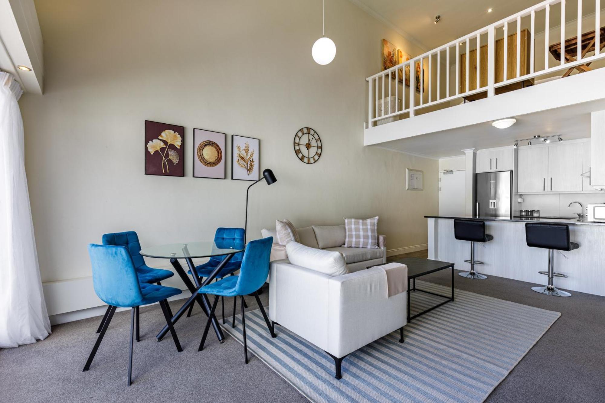 Cbd Loft With Mountain View, Balcony, Aircon, Parking
